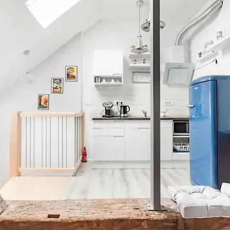 Blissful Loft Tivoli 아파트